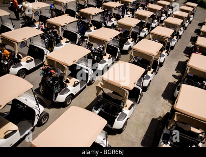Golf-Carts aufgereiht Stockfoto