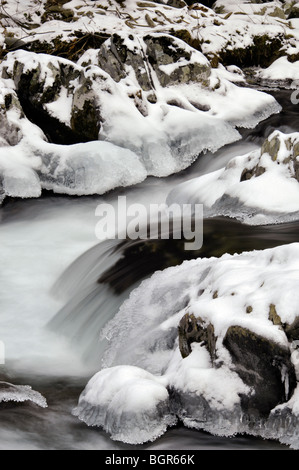 Schnee und Eis auf der Little Pigeon River im Bereich Greenbrier Nationalpark Great Smoky Mountains in Tennessee Stockfoto