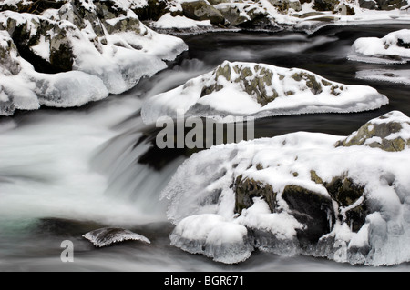 Schnee und Eis auf der Little Pigeon River im Bereich Greenbrier Nationalpark Great Smoky Mountains in Tennessee Stockfoto