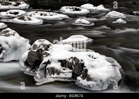 Schnee und Eis auf der Little Pigeon River im Bereich Greenbrier Nationalpark Great Smoky Mountains in Tennessee Stockfoto