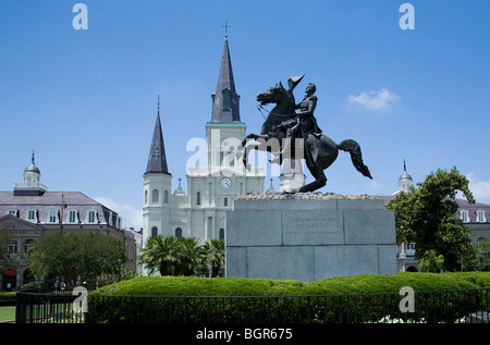 Die Kathedrale Saint-Louis in New Orleans und Andrew Jackson Statue in Jackson square Stockfoto