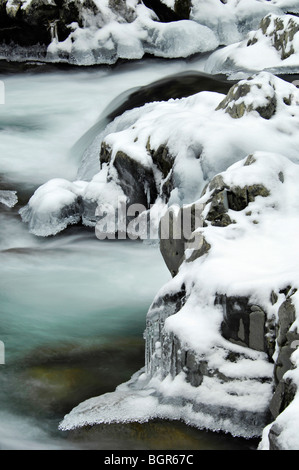 Schnee und Eis auf der Little Pigeon River im Bereich Greenbrier Nationalpark Great Smoky Mountains in Tennessee Stockfoto