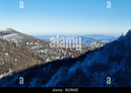 Ansicht der Schnee auf den Bergen von Cherohala Skyway im Nantahala National Forest in Graham County, North Carolina Stockfoto