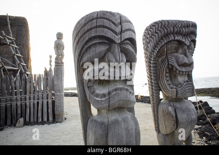 Tiki-Figuren mit großen Ausdrücke bei Pu'uhonua o Honaunau (Ort der Zuflucht) auf Big Island Hawaii Stockfoto