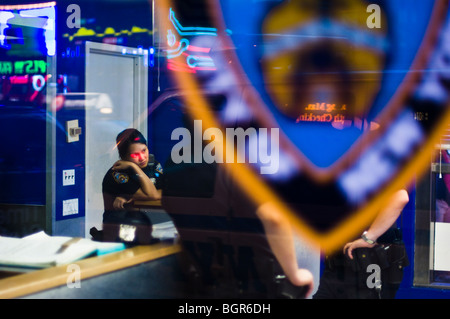 New York City Polizisten im Times Square NYPD Bezirk Büro. Stockfoto