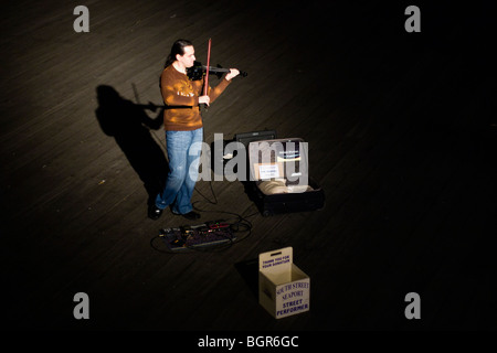 Ein Straßenmusikant am South Street Seaport in New York City. Stockfoto