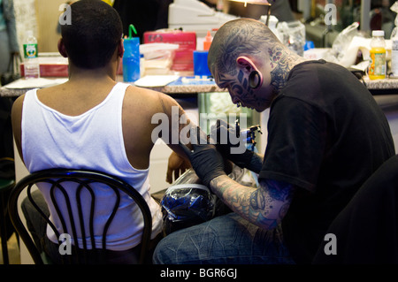 Ein Mann bekommt eine Tattoo in einem Tattoo-Studio in New York City. Stockfoto