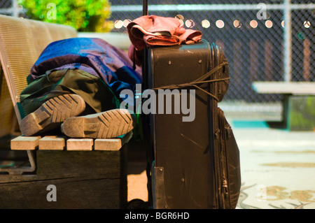 Ein Obdachloser schläft auf einer Bank neben dem East River in lower Manhattan. Stockfoto