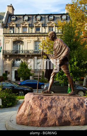 Ghandi-Statue vor der indischen Botschaft in Dupont Circle in Washington DC Stockfoto