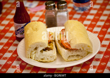 Garnelen-Po-Boy-Sandwich in Johnnys Restaurant im French Quarter von New Orleans LA Stockfoto