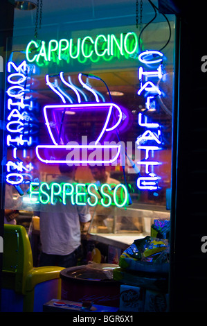 Leuchtreklame in einem Coffee-Shop-Fenster in New York City. Stockfoto