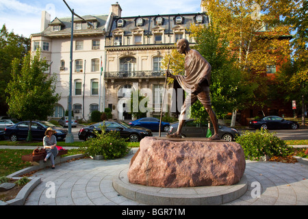 Ghandi-Statue vor der indischen Botschaft in Dupont Circle in Washington DC Stockfoto