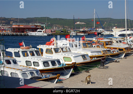 Stadt Çanakkale in der Türkei Seaport Marina mit Gallipoli europäischen Türkische Küste und War Memorial über die Dardanellen Meerenge getrennt Stockfoto