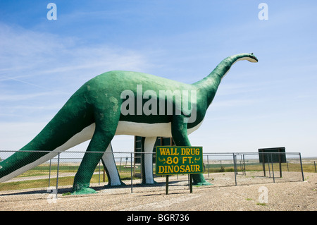 Dieser 80-Fuß-Dinosaurier an der Seite der Interstate 90 wirbt Wall Drug, in Wall, South Dakota. Stockfoto