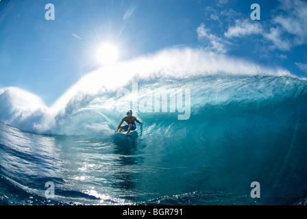 Surfer auf einer Welle Stockfoto