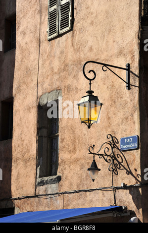 Typische alte Stadt Seitenstraße Gebäude in Annecy in der alpinen Haute Savoie, Rhône-Alpes Region von Frankreich. Stockfoto