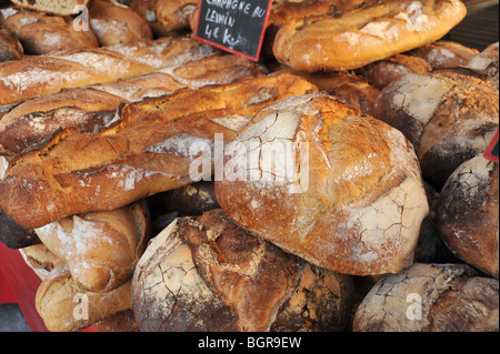 Ein kreativ gestapelten Haufen knusprige französische Baguettes und Boule-Brot. Aufnahme auf einem Straßenmarkt in Frankreich Stockfoto