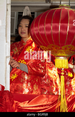 Paris, Frankreich, Portrait Junge Chinesische Frauen in traditionellem Kleid, Parade im chinesischen Neujahrskarneval, rote chinesische Seide Stockfoto