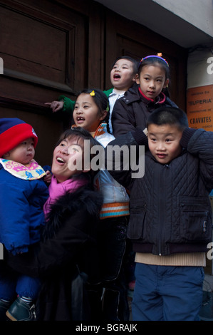 Paris, Frankreich, Personen In Kleiner Gruppe, Porträt, Draußen, Straßenszene, Chinatown, Minderheitenfamilie für junge asiatische Einwanderer, Kinderparade beim „Chinesischen Neujahrsfest“ Stockfoto