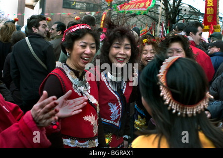 Paris, Frankreich, Chinatown, Gruppe der leitenden französisch-chinesischen Frauen in traditionellem Kleid während der Feierlichkeiten zum chinesischen Neujahr. Immigranten aus Europa, FRAUEN IN DER MENGE, chinesische pariser Gemeinschaft Stockfoto