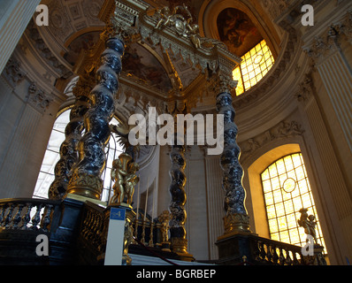 Hauptaltar der Église du Dôme mit salomonischen Säulen. Les Invalides Komplex. Paris Stockfoto