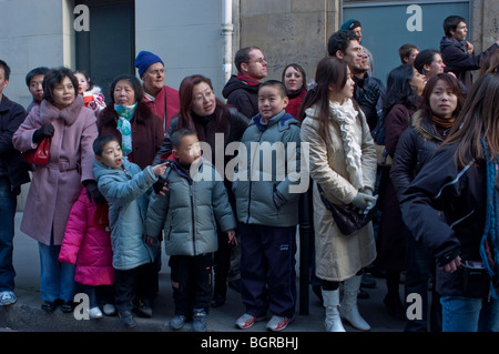 Paris, Frankreich, große Menschenmenge, Straßenszene, Chinatown, asiatische Familien und Kinder, Kind, Parade zum chinesischen Neujahr, pariser chinesische Gemeinschaft, Jungs paris Stockfoto