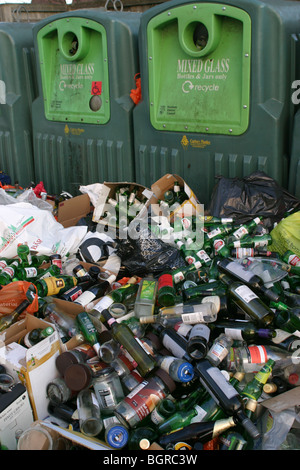 Anschluss an Weihnachten in einem Altglascontainer UK 2009 Stockfoto