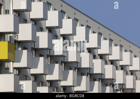 bellen, zentrale Lernzentrum und Wohnungen, gelben und weißen Balkonen Stockfoto