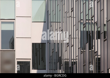 bellen, zentrale Lernzentrum und Wohnungen, Fassade mit Reflexionen Stockfoto