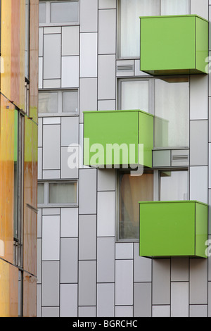 Barking zentrale Lernzentrum und Wohnungen, grüne Balkone gegen grau und weiß gefliest Höhe Stockfoto