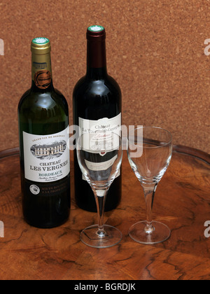 Zwei Flaschen Wein und zwei Gläser Stockfoto