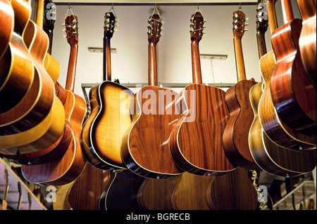 Gitarren, hängen in einem Geschäft, Schweden. Stockfoto