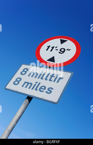 Bi-Lingual Roadsign Warnung in Nord-Wales. Stockfoto