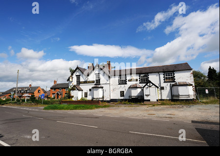 Das Fox & Hounds Public House in Tilston Dorf, ein Marstons Inn "geschlossen und mit Brettern vernagelt. Stockfoto