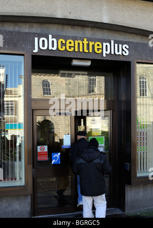 zwei Männer betreten "Job Centre plus" in Truro, Cornwall, uk Stockfoto