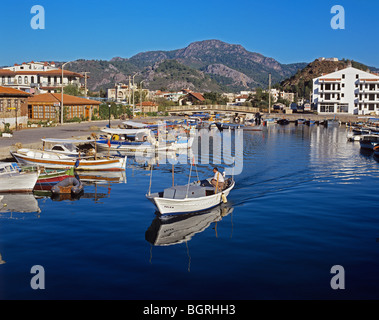 Am frühen Morgen-Hafen-Szene in den beliebten Ferienort Marmaris Stockfoto