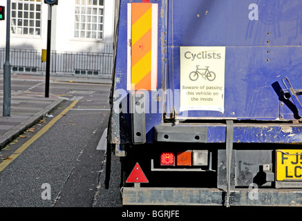 Radfahrer, die Warnzeichen auf Rückseite des LKW, London Stockfoto