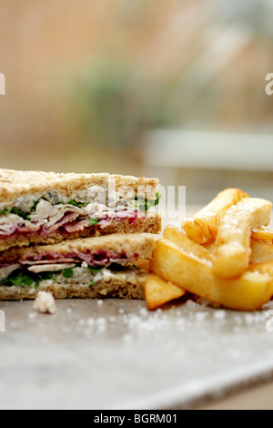 Frisch geschnittene Kalte Truthahn Sandwich in Vollkorn Brot mit einer Seite der Chips und keine Leute Stockfoto