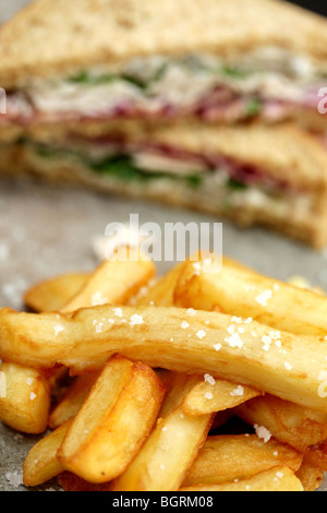 Frisch geschnittene Kalte Truthahn Sandwich in Vollkorn Brot mit einer Seite der Chips und keine Leute Stockfoto