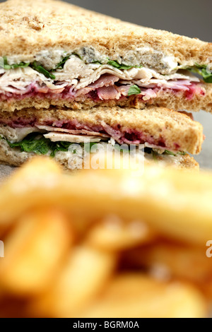 Frisch geschnittene Kalte Truthahn Sandwich in Vollkorn Brot mit einer Seite der Chips und keine Leute Stockfoto