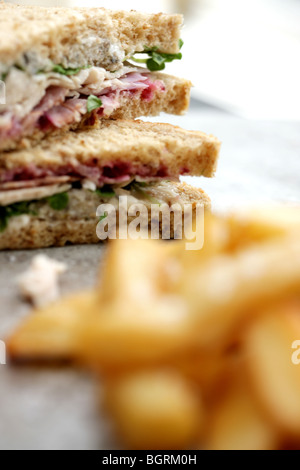 Frisch geschnittene Kalte Truthahn Sandwich in Vollkorn Brot mit einer Seite der Chips und keine Leute Stockfoto