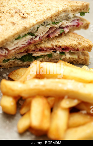 Frisch geschnittene Kalte Truthahn Sandwich in Vollkorn Brot mit einer Seite der Chips und keine Leute Stockfoto