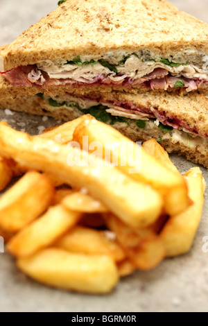 Frisch geschnittene Kalte Truthahn Sandwich in Vollkorn Brot mit einer Seite der Chips und keine Leute Stockfoto