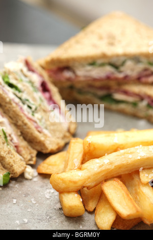 Frisch geschnittene Kalte Truthahn Sandwich in Vollkorn Brot mit einer Seite der Chips und keine Leute Stockfoto