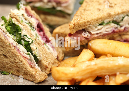 Frisch geschnittene Kalte Truthahn Sandwich in Vollkorn Brot mit einer Seite der Chips und keine Leute Stockfoto