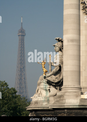 Eiffelturm und Nahaufnahme der Statue "La France de Louis XIV" von Laurent Honoré Marqueste. Brücke Alexander III. Paris. Frankreich Stockfoto