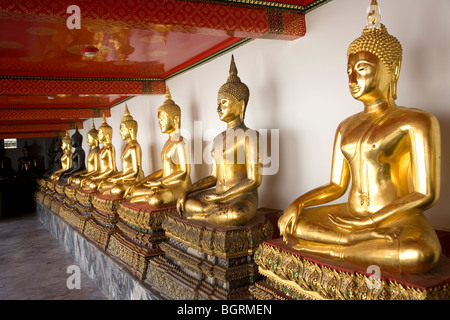 Reihe von Gold Statuen im Wat Pho, Bangkok Stockfoto