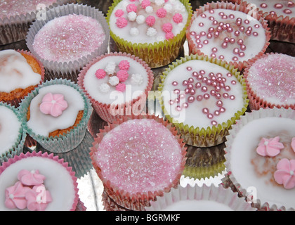 Eine Auswahl von dekorierten Cupcakes auf silbernem Hintergrund Stockfoto