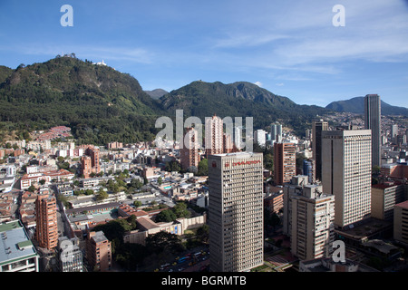Skyline von Bogota und Berge vom Dach der Colseguros Gebäude in Bogota Stockfoto