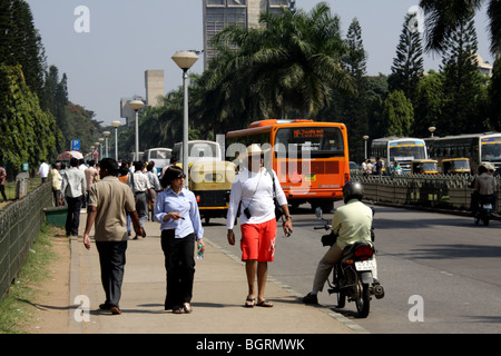 Touristen zu Fuß vor Vidhan Soudha, Bangalore Stockfoto